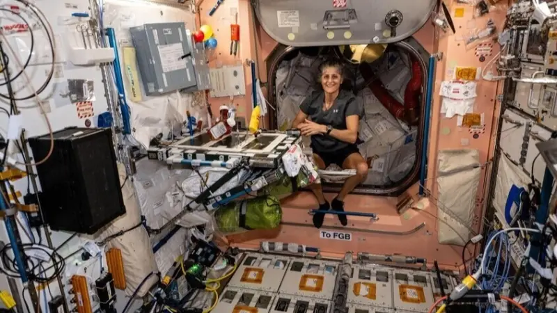 بعد 300 يوم في الفضاء.. والدة رائدة ناسا العالقة تحسم الجدل