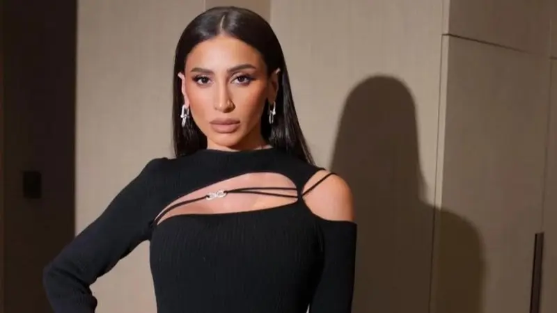 فيديو - دينا الشربيني تفاجئ الجمهور بدخولها عالم الغناء