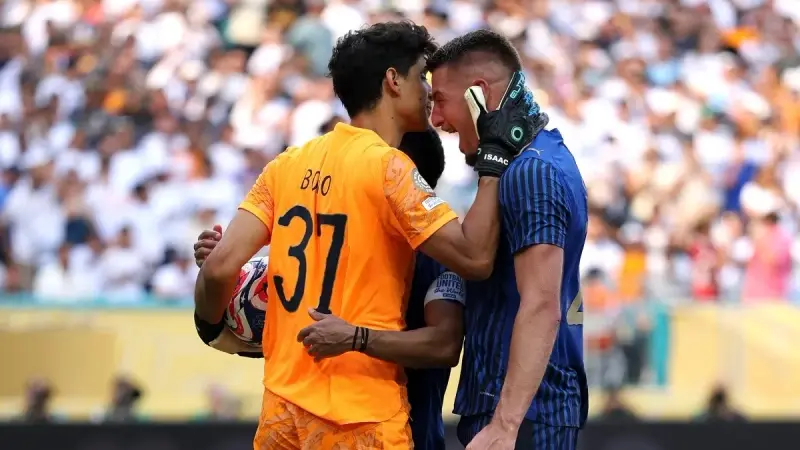 تصويت ياسين بونو.. جماهير الهلال تتوّجه بجائزة الأفضل