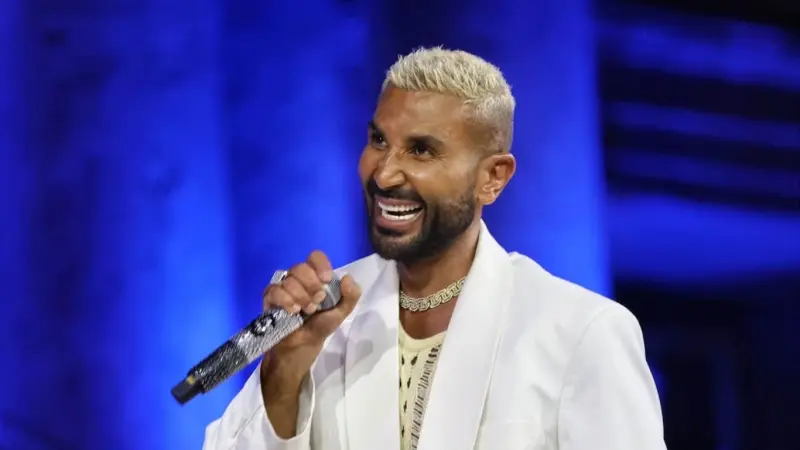 فيديو - "سيغمى علي".. أحمد سعد يغازل جوليا بطرس في حفل زفاف نجلها