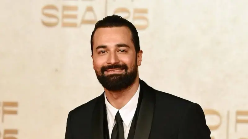 بعد ظهوره بإطلالة العريس.. ما حقيقة زواج الفنان أحمد حاتم؟