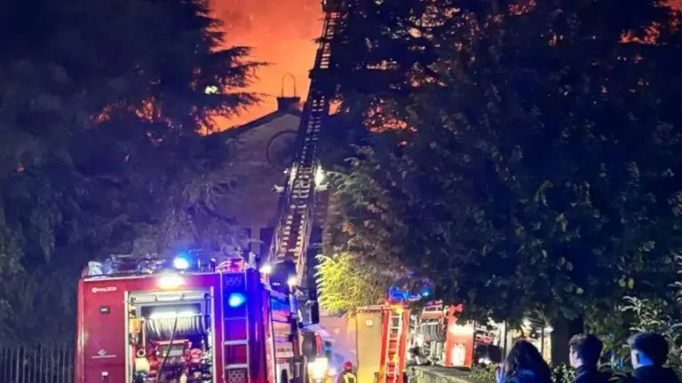 حريق هائل يدمر ديرا تاريخيا في إيطاليا