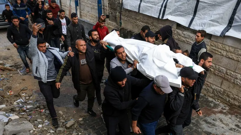 إسرائيل تقصف غزة وتوقع 9 قتلى وعشرات المصابين