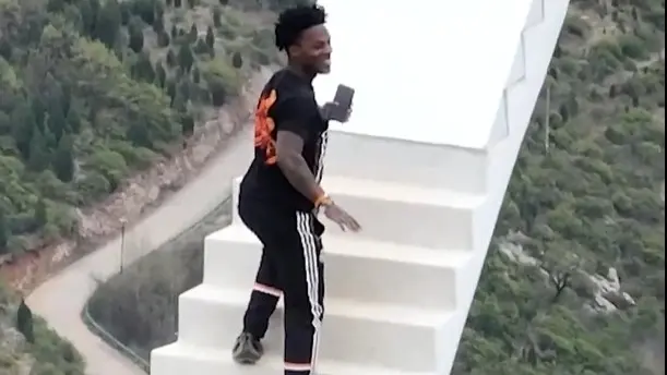 فيديو سبيد يصعد سلم الحب في الصين.. صعود مثير يشعل الإنترنت