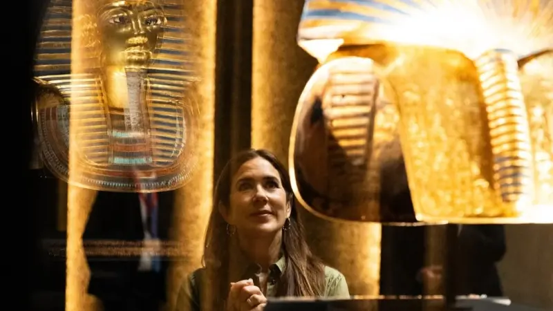 صور - ماري ملكة الدنمارك تلتقي السيسي وتنحني أمام توت عنخ آمون