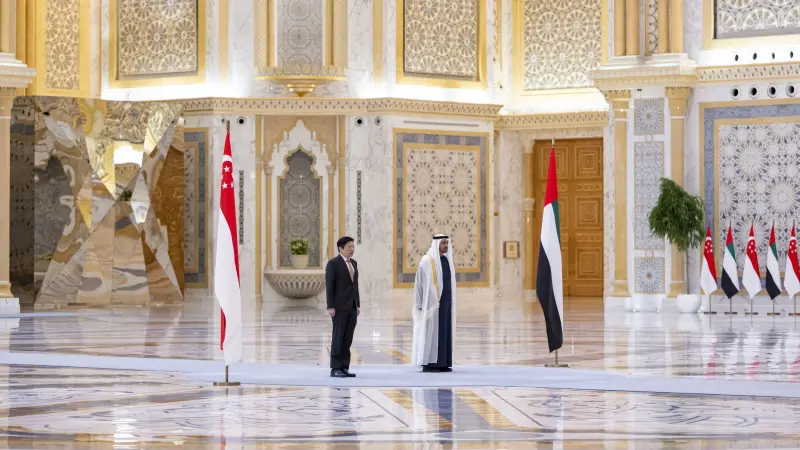 رئيس الإمارات يبحث مع رئيس وزراء سنغافورة علاقات البلدين والتطورات الإقليمية