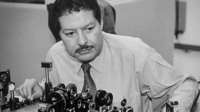 ماذا اخترع أحمد زويل؟ ثورة في علم الكيمياء