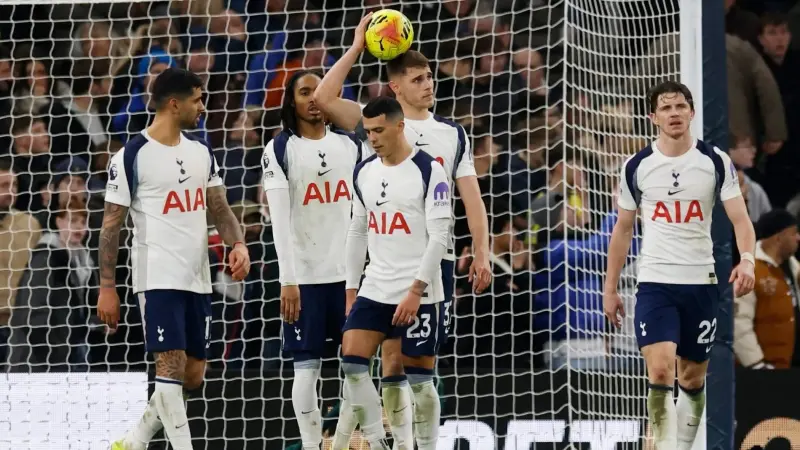 سقوط توتنهام في ديربي لندن يفتح أبواب الهبوط إلى التشامبيونشيب