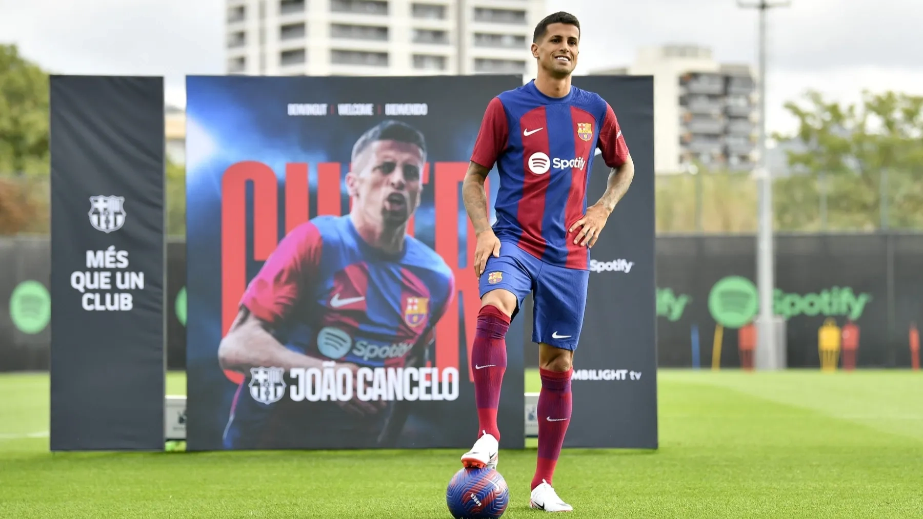 رسميا.. برشلونة يستعيد خدمات جواو كانسيلو على سبيل الإعارة 