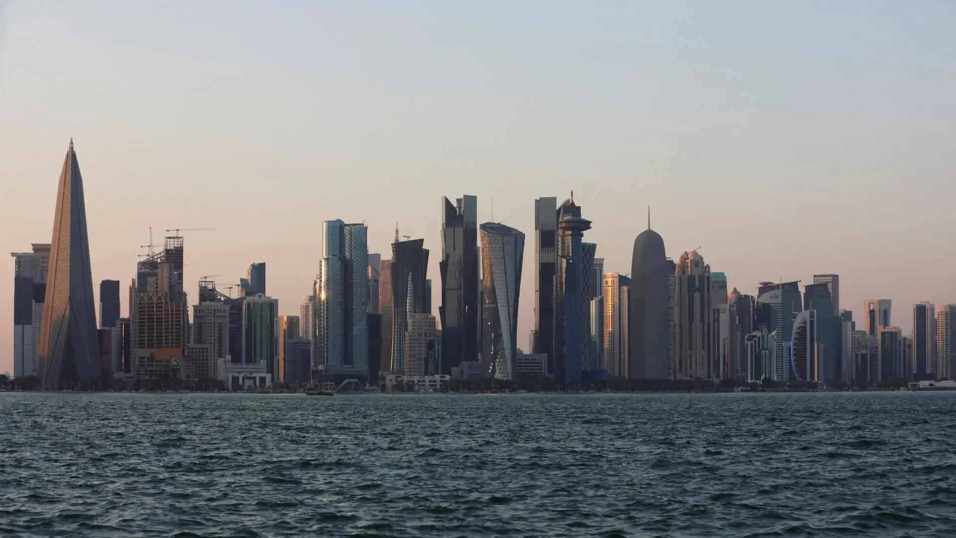 مسؤول: الفريق القطري على اتصال دائم مع الأميركيين (رويترز) مسؤول: الفريق القطري على اتصال دائم مع الأميركيين (رويترز)