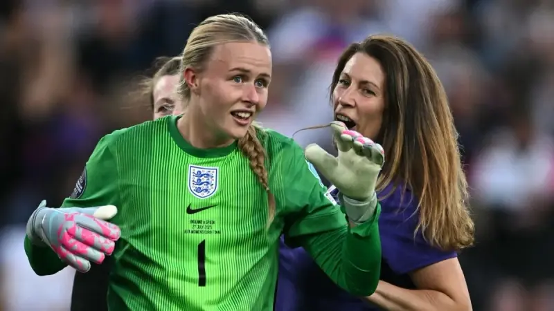 أهدت البطولة لجدها الراحل.. هانا هامبتون تتحدى العين المصابة وتقود إنجلترا للقب يورو 2025