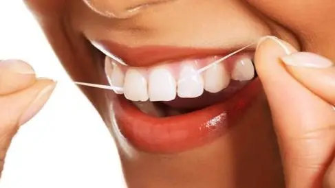 تنظيف الأسنان بالخيط الطبي يقلل خطر السكتة الدماغية