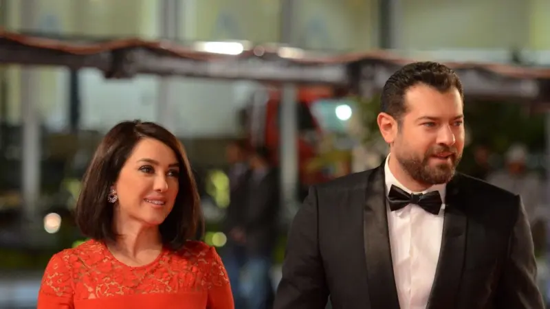 "أمر طبيعي".. عمرو يوسف يستغرب إشادة الجمهور بدعمه لزوجته