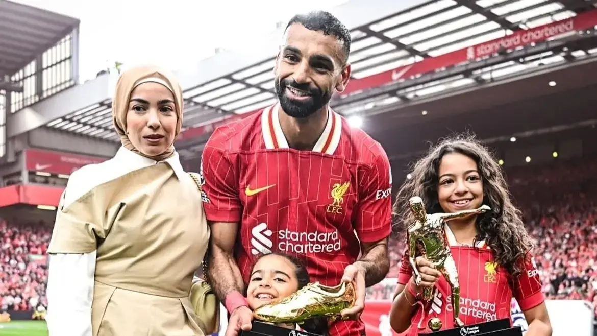 صور - ابنتا محمد صلاح تخطفان الأنظار في إطلالة صيفية بالساحل