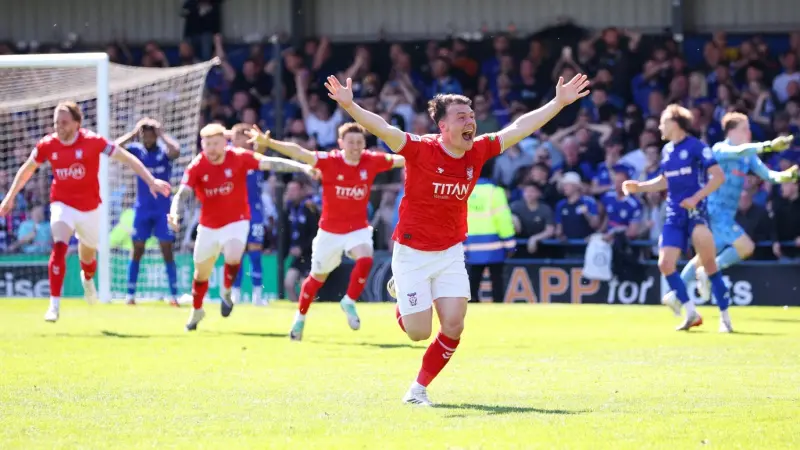 فيديو - أهداف قاتلة واقتحام جماهيري.. منافسة شرسة في الدرجة الـ5 الإنجليزية تتطلب تدخل الشرطة