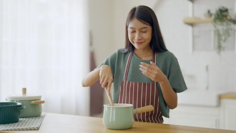 هل فعلاً يخفف الحساء من نزلات البرد؟ دراسة تحسم الجدل