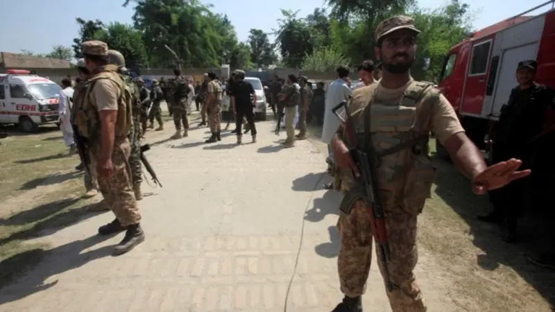 باكستان.. قتلى وجرحى في تفجير انتحاري استهدف مقرا عسكريا