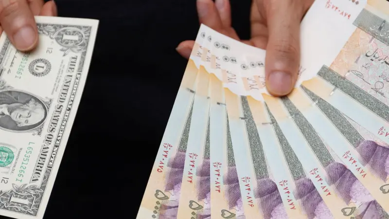 سقوط قياسي.. الريال الإيراني يهوي لأدنى مستوى مقابل الدولار