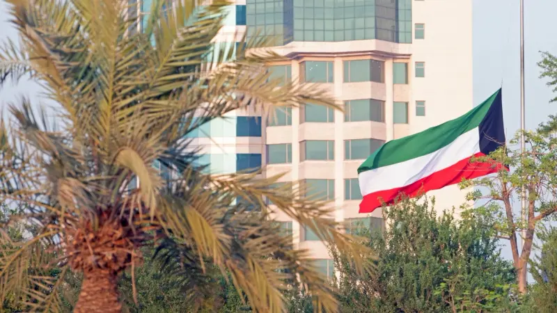 الكويت.. حريق بخزانات وقود المطار جراء هجوم مسيرة إيرانية