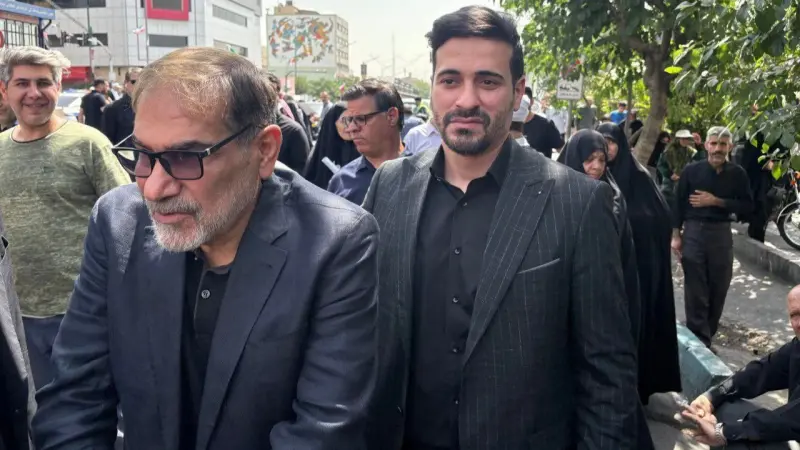 بعد ظهوره في جنازة القادة بطهران.. من هو علي شمخاني؟