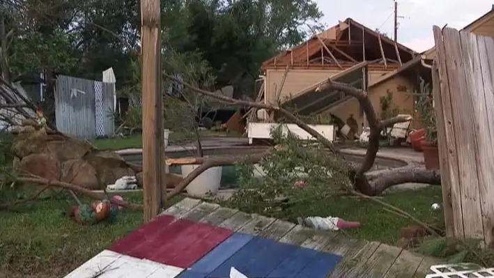 إعصار يضرب هيوستن الأميركية ويتسبب بأضرار لعشرات المنازل