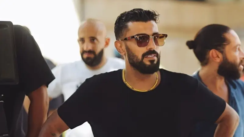 فيديو - "محدش يتكلم".. محمد سامي ينفعل على عامل أثناء التصوير