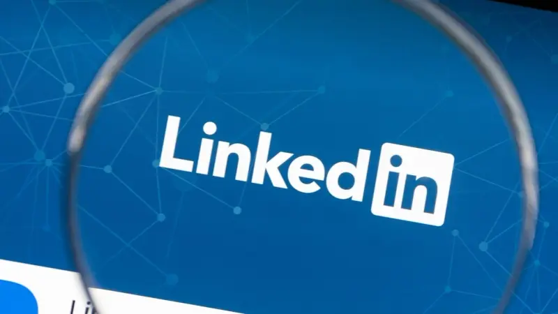 "لينكدإن" في أزمة بسبب بيع بيانات المستخدمين.. التفاصيل كاملة