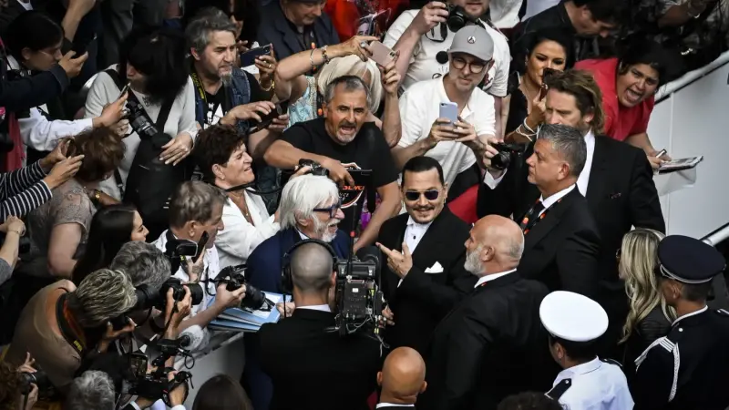 صور - مظهر مذهل.. جوني ديب يثير الجدل في شوارع لندن