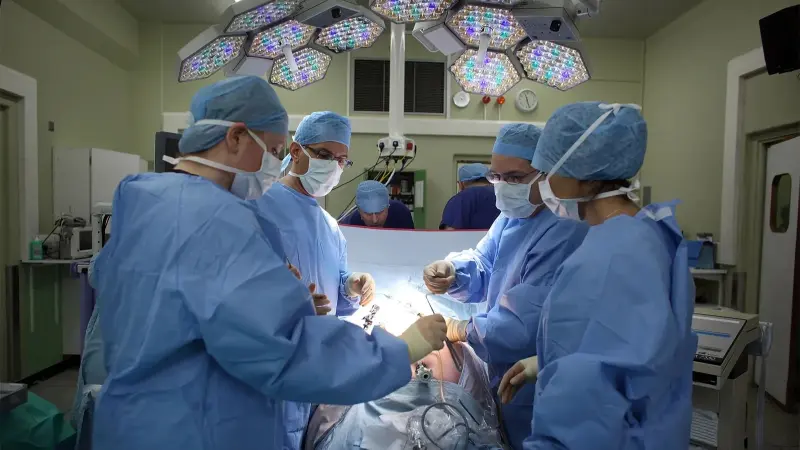 رضيعة تدخل المستشفى بنزيف.. والأطباء يكتشفون جنيناً كاملاً داخل معدتها