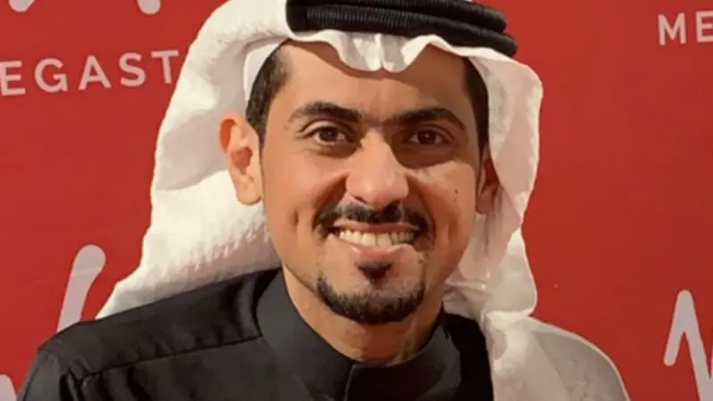 فيديو - حالات إغماء في حفله.. من هو الكاتب السعودي أسامة المسلم؟