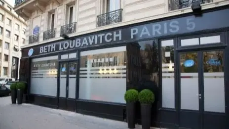 عملية تخريب تطال مدرسة يهودية في باريس.. والسلطات تحقق