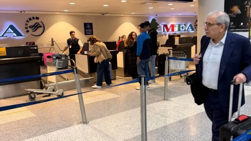 فيديو - "سلوك متواضع".. رئيس الوزراء اللبناني يثير الإعجاب في المطار