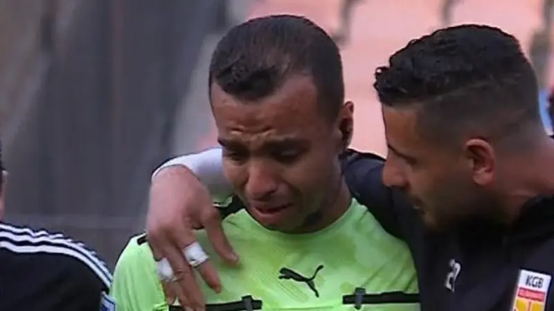 فيديو - بكاء الحكم مصطفى الشهدي بعد إصابة قوية واستبداله في الدوري المصري