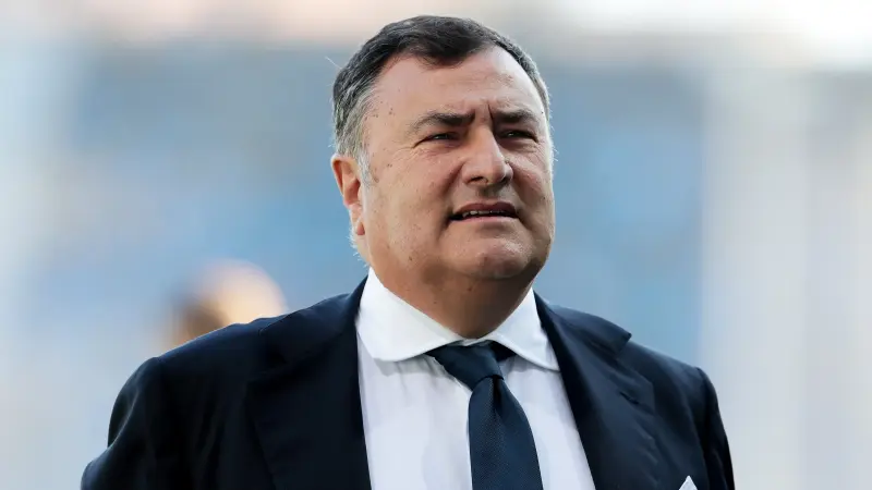 أزمة قلبية تتسبب في تأجيل مباراة بالدوري الإيطالي