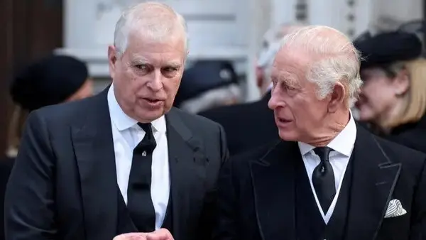 الملك تشارلز يجرد شقيقه أندرو من ألقابه ومن منزله