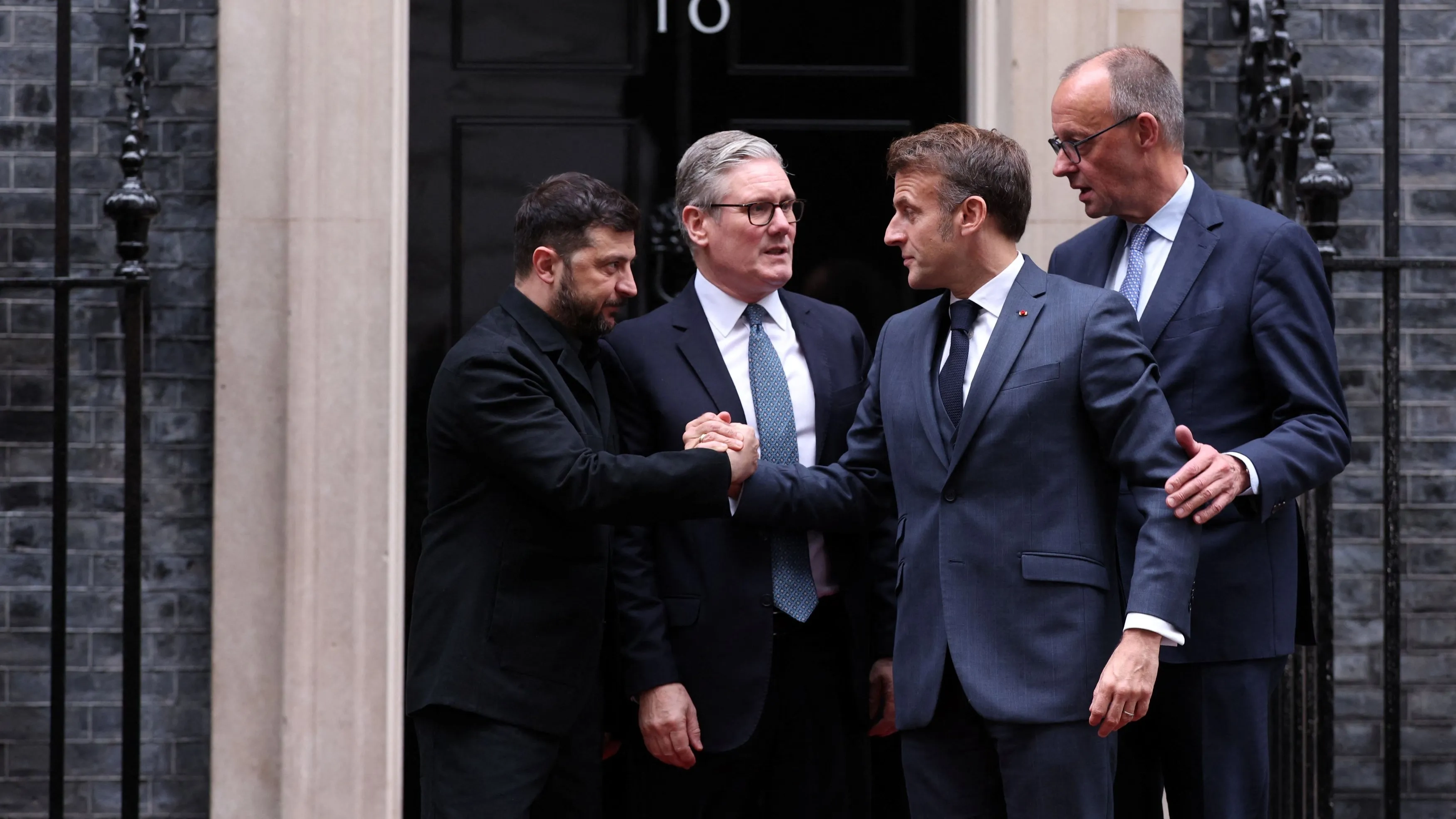 ستارمر يتعهد بالدفاع عن "أوروبا قوية".. هل يتصدى لترامب؟ 