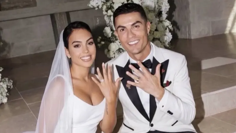 كريستيانو رونالدو يعلن زواجه رسميًا من جورجينا رودريغيز بعد حفل "سري"