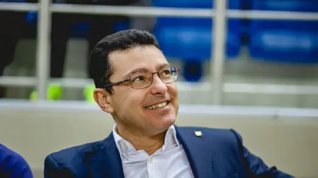 تُوفي بشكل مفاجئ.. من هو كارليس مينيارو طبيب نادي برشلونة؟