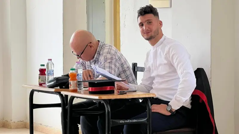 فيديو - في الجزائر.. أب وابنه يناقشان معا رسالتهما للماجستير