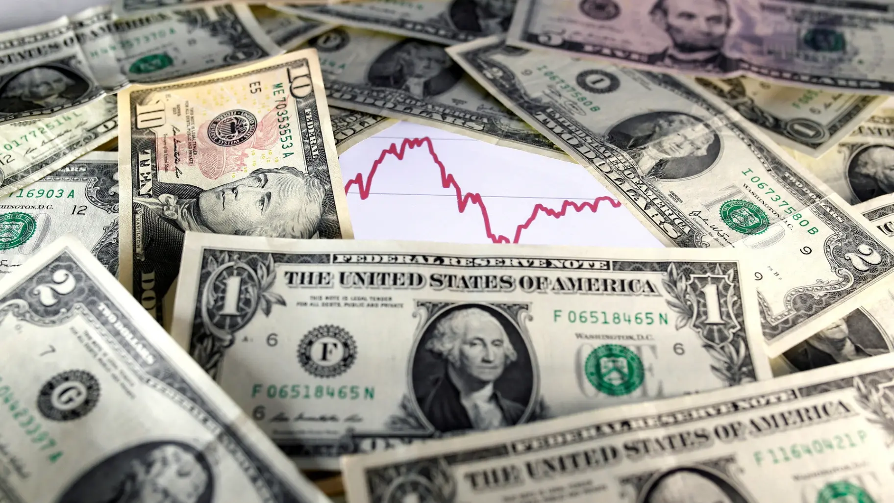 سعر صرف الدولار في العراق مقابل الدينار العراقي نحو 1,690 دينارًا (رويترز) سعر صرف الدولار في العراق مقابل الدينار العراقي نحو 1,690 دينارًا (رويترز)