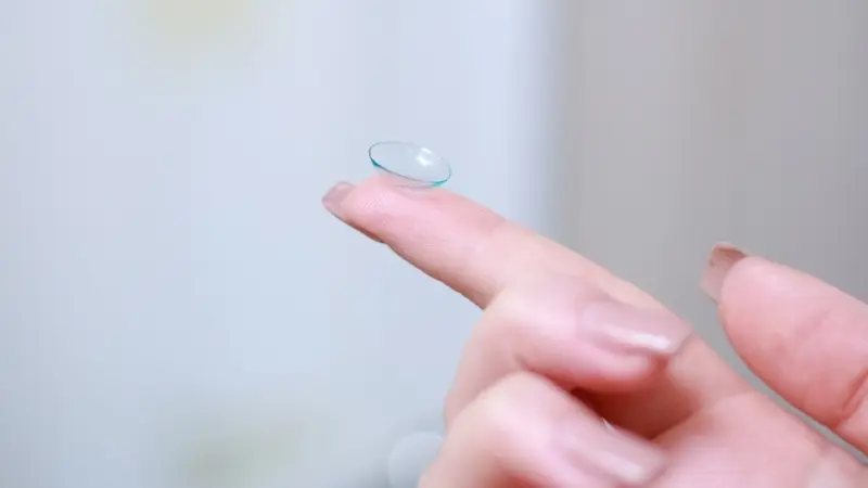 هل تسبب العدسات اللاصقة السرطان؟