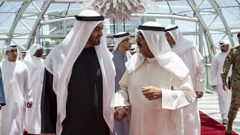 رئيس الإمارات يصل الكويت ويبحث العلاقات الثنائية
