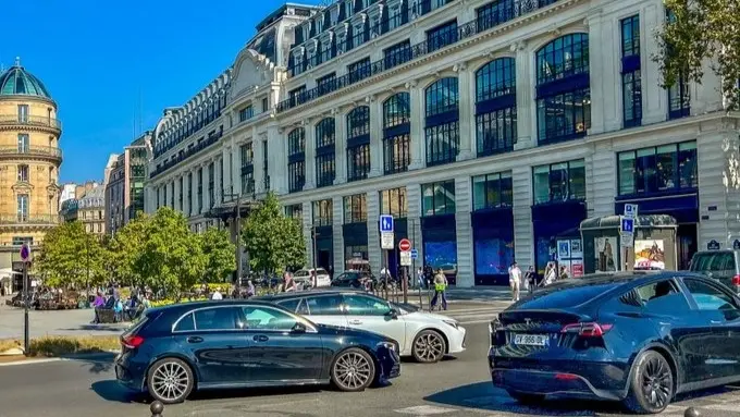 فيديو - خدمات أجرة للنساء بمركبات تقودها سائقات في باريس