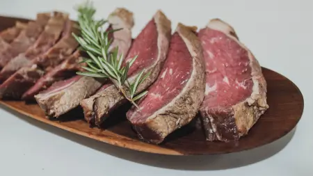 دراسة تحذر: اللحوم المصنعة تزيد من خطر الإصابة بالسكري