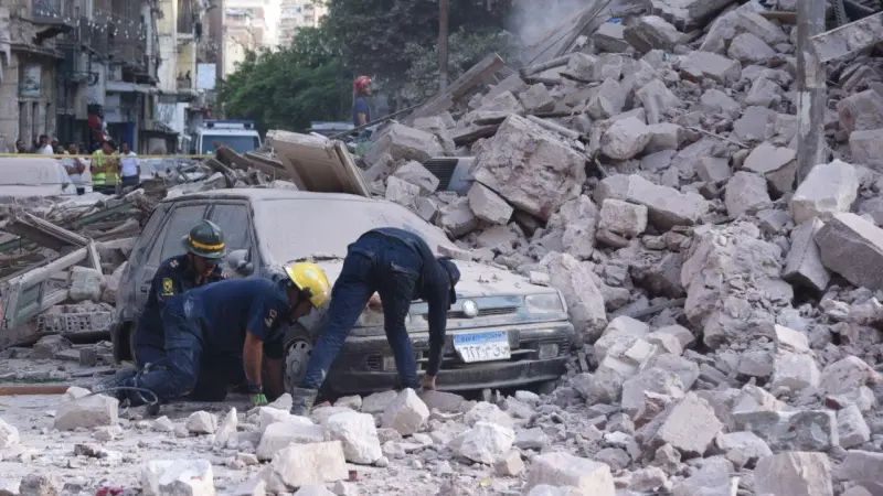 صور - مصرع شخص وإصابة 6 آخرين.. تفاصيل انهيار عقار في الإسكندرية