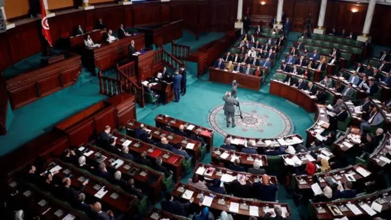 تونس.. تعديلات جديدة للحد من هروب العسكريين إلى الخارج