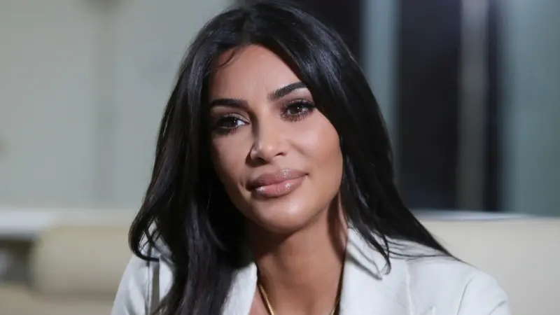 كيم كارداشيان تصدم جمهورها بإعلان إصابتها بمرض في الدماغ