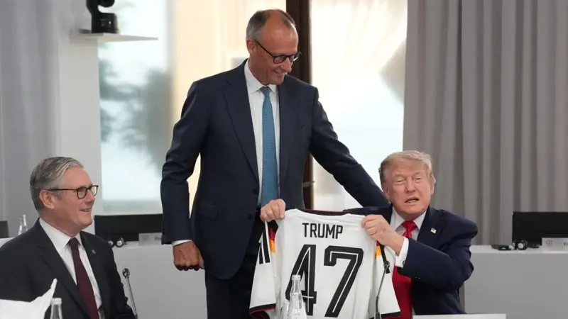 صور - ما سر إهداء ميرتس قميصا رياضيا لترامب في فرنسا؟