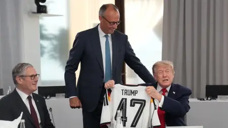 صور - ما سر إهداء ميرتس قميصا رياضيا لترامب في فرنسا؟