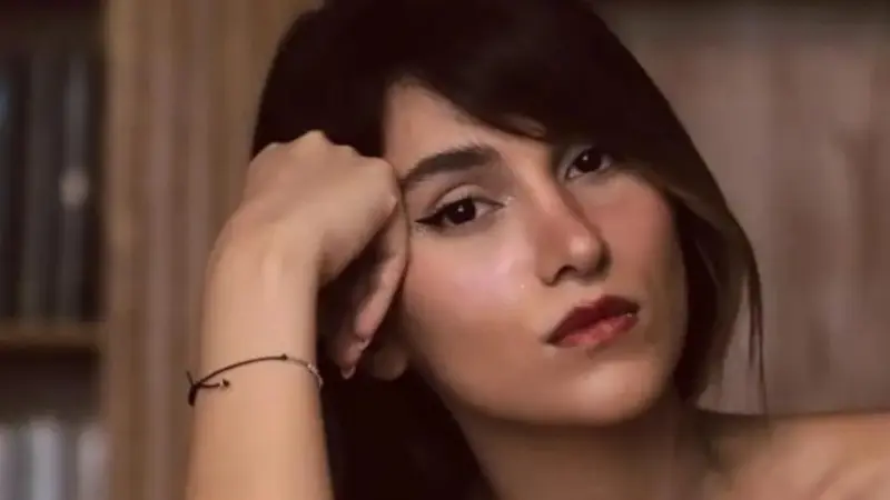 فيديو - غنت بلا حجاب.. مغنية إيرانية شهيرة تواجه عقوبة قاسية